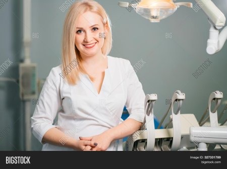 Девушка стоматолог