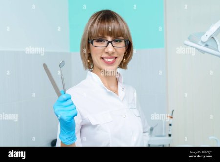 Красивый стоматолог