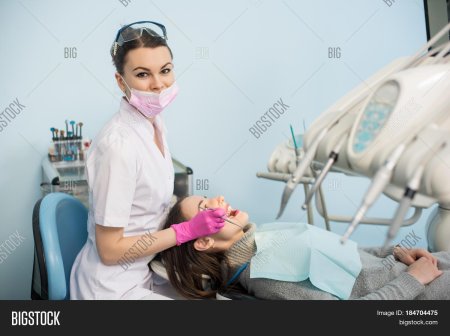 Женщина стоматолог с вырванным зубом