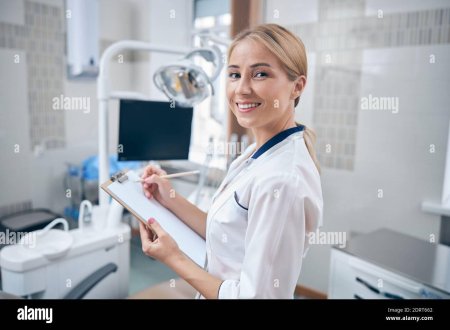 Стоматолог женщина