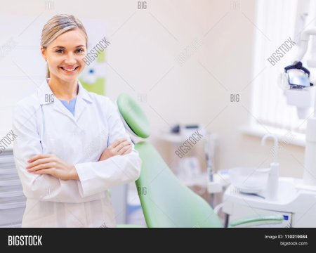 Молодая женщина стоматолог