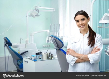 Красивая женщина стоматолог