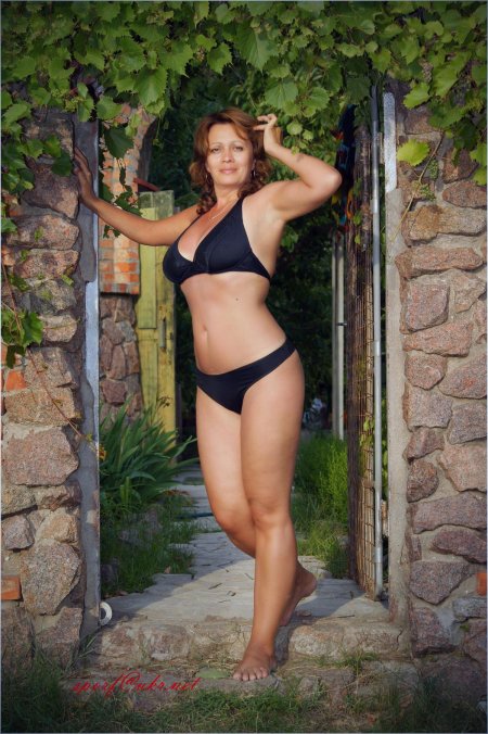 Женщины на даче в купальнике