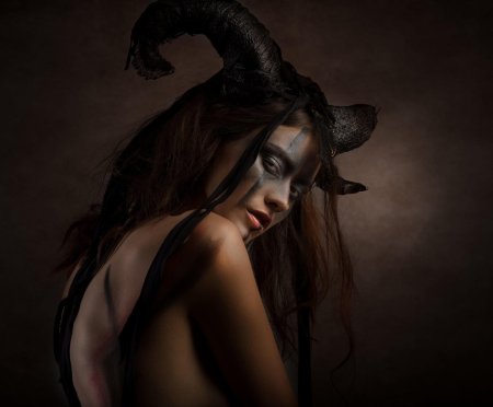 Девушка с рожками