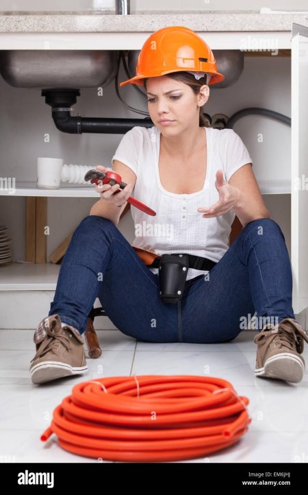Девушка сантехник