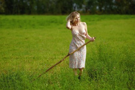 Голая женщина косит траву