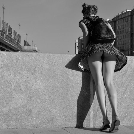 Короткое платье задралось