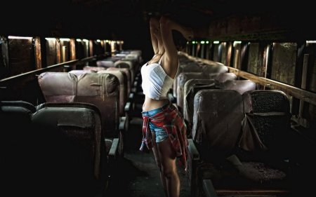 Красивая девушка в автобусе