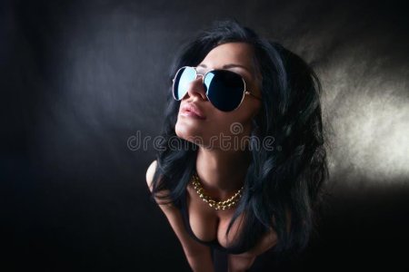 Девушка в темных очках