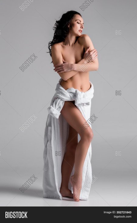 Девушка в белом полотенце