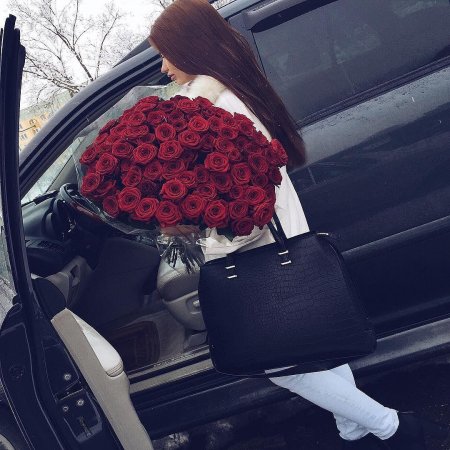 Девушки с букетами