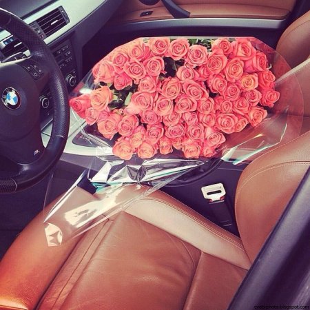 Шикарный букет в машине