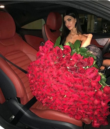 Девушка с букетом роз