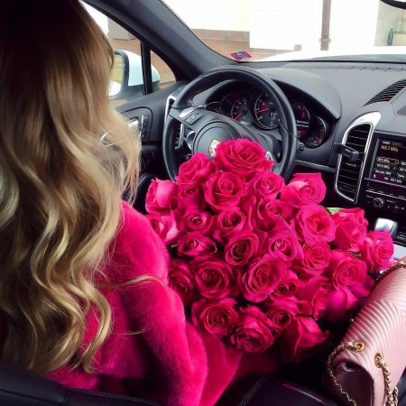 Блондинка с цветами без лица