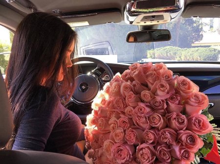 Красивый букет в машине