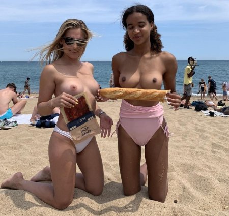 Голые девушки на отдыхе