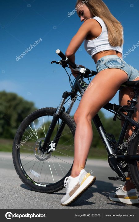 Девушка на велосипеде