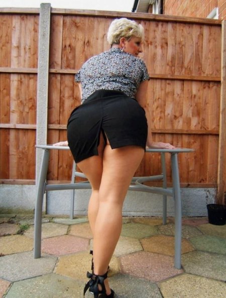 Зрелая с большой попой в юбке