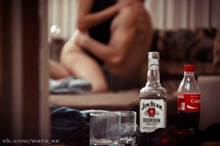 Голые женщины и алкоголь