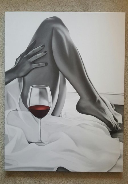 Девушка с бокалом вина