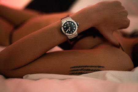 Девушка с часами