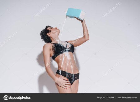 Девушка пьет молоко