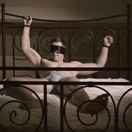 Мужчина привязан к кровати