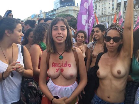 Tetazo. голый женский протест