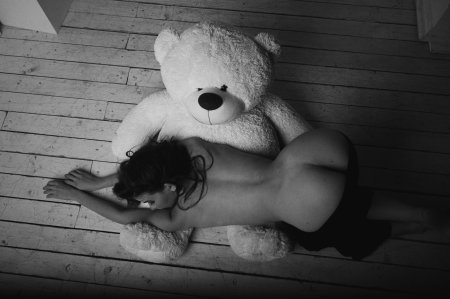 Девушка с плюшевым медведем