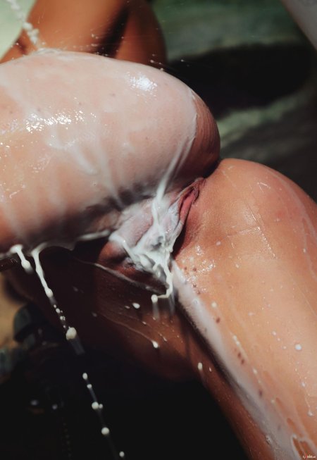 Девушка обливается молоком