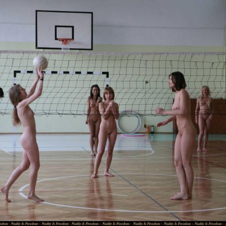 Голые играют в волейбол