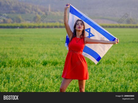 Девушка с израильским флагом