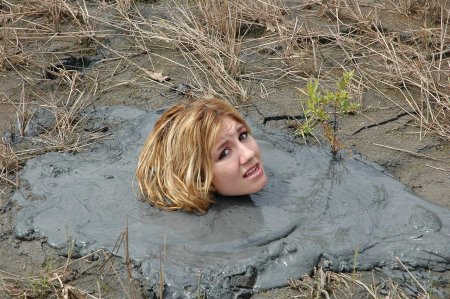 Девушка тонет в болоте quicksand