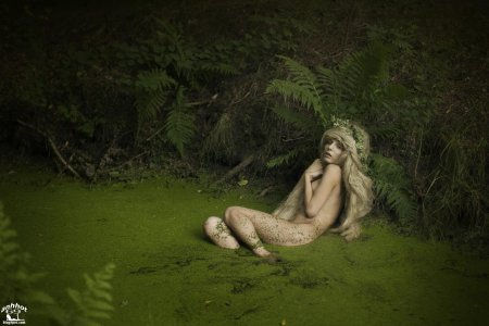 Голые девчонки в болоте