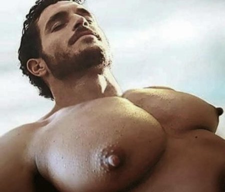 Мужчина с большими сиськами