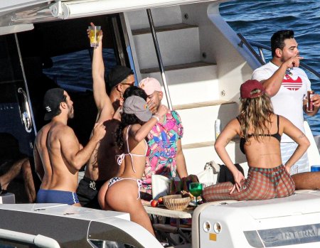 Топлесс вечеринка на яхте