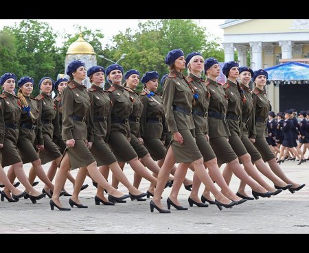 Девушки на параде
