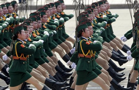 Китайские девушки на параде