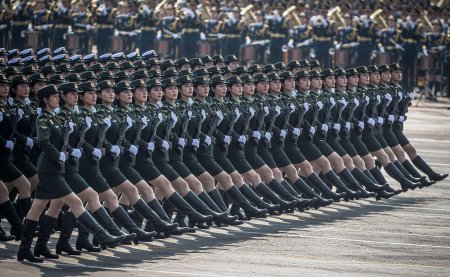 Женщины военные на параде
