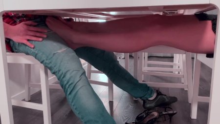 Ноги под столом