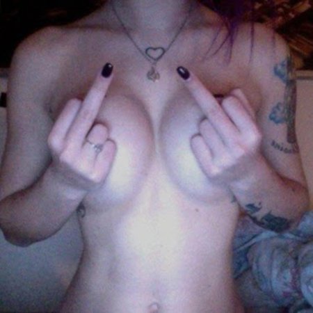 Девушка показывает сиськи и фак