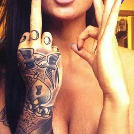 Средний палец девушки