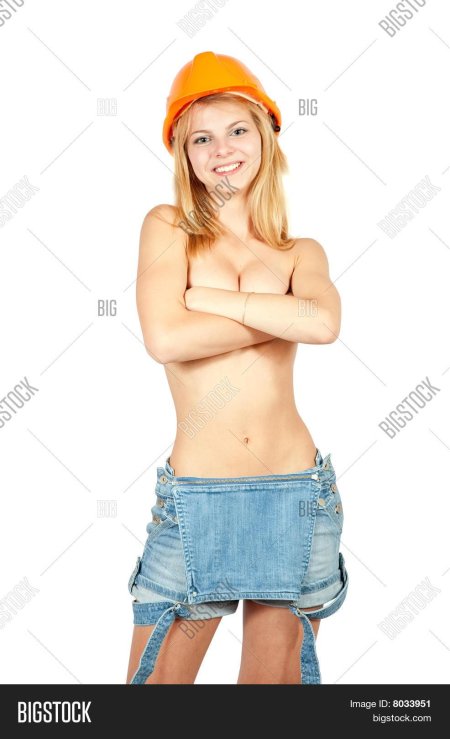 Девушка в строительной каске