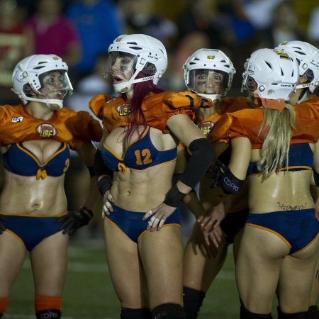 Женский американский футбол в бикини