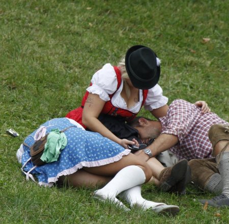 Пьяные девушки на октоберфесте