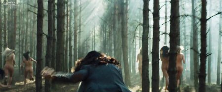 Голая девушка в лесу