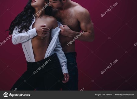 Мужчина раздевает женщину