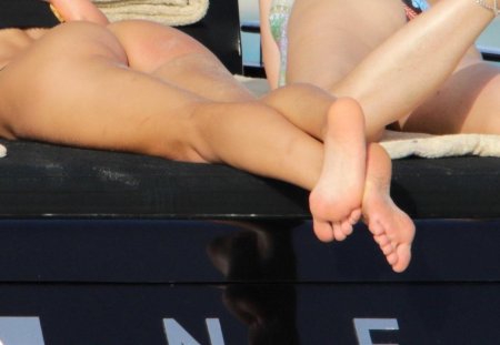 Амбер ботрос голая ступни