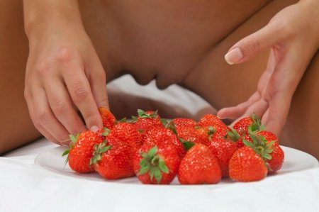 Эротическая фотосессия с клубникой