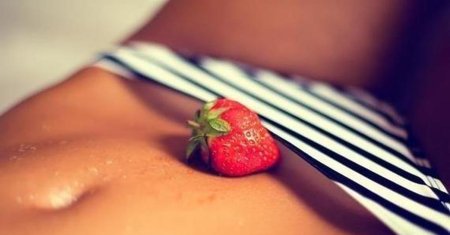 Девушка с клубникой